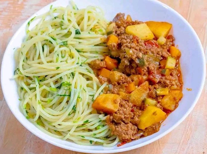 Herb Garlic Spaghetti + Minced Beef & Potato Stew 🍝🥩
